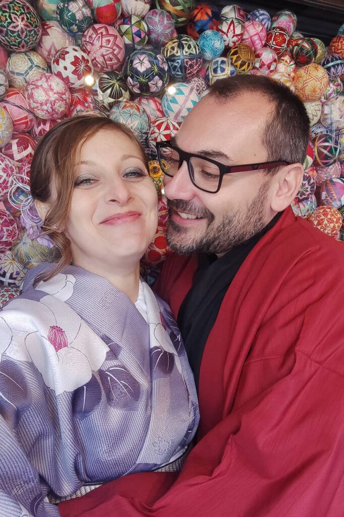 enrico e milena in kimono in giappone